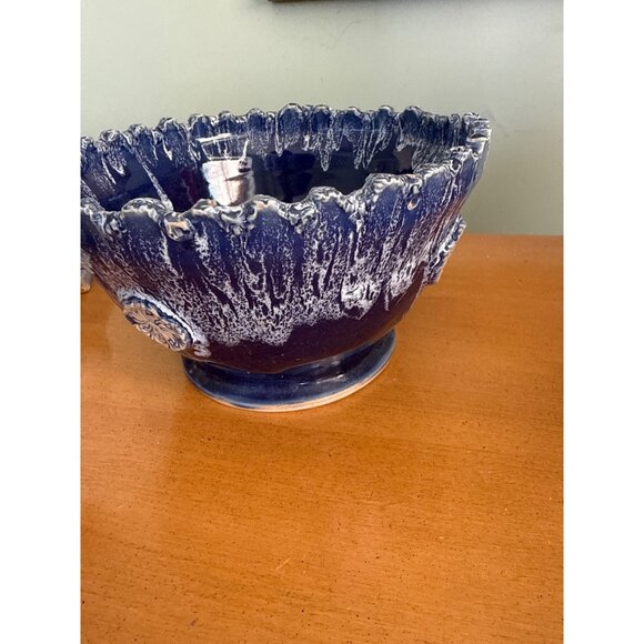 Signed Studio pottery Bowl With Drip Glaze & Textured Edge - Blue & White - Picture 7 of 9